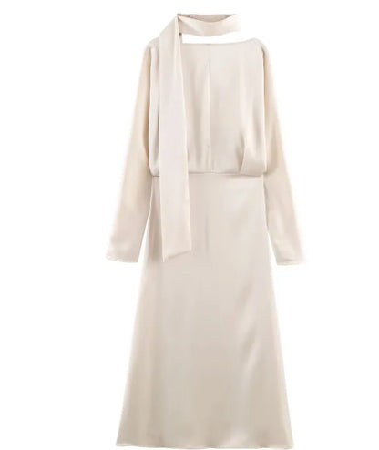 Robe longue élégante unie à col en V et manches longues, Collection printemps 2026. Coupe chic et ajustée.