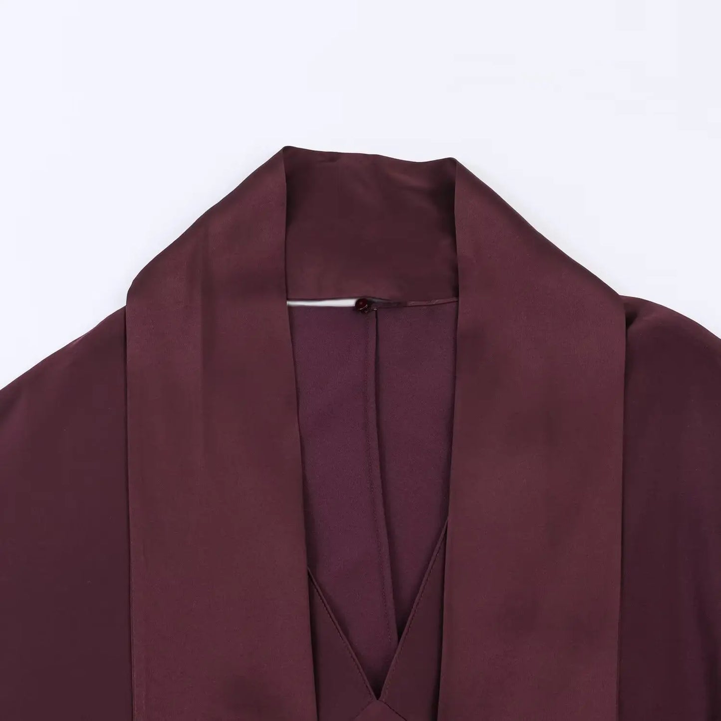 Robe longue élégante unie à col en V et manches longues, Collection printemps 2026. Coupe chic et ajustée.