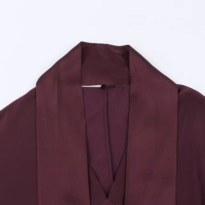 Robe longue élégante unie à col en V et manches longues, Collection printemps 2026. Coupe chic et ajustée.