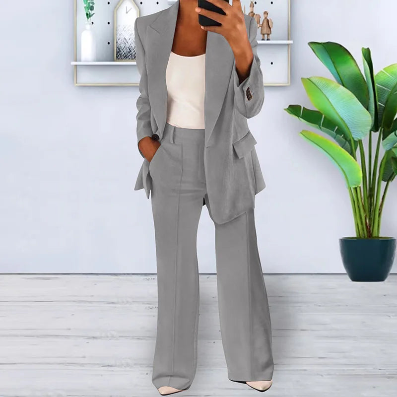 Ensemble deux pièces pour femme : veste blazer, pantalon de travail à jambes larges et taille haute élastique.