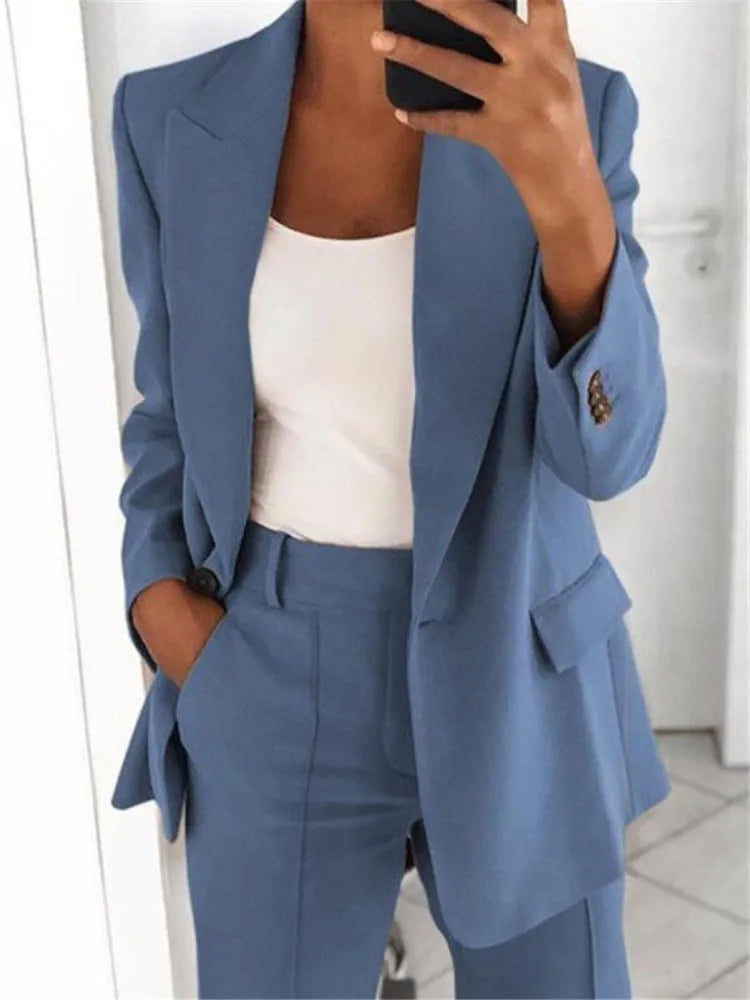 Ensemble deux pièces pour femme : veste blazer, pantalon de travail à jambes larges et taille haute élastique.