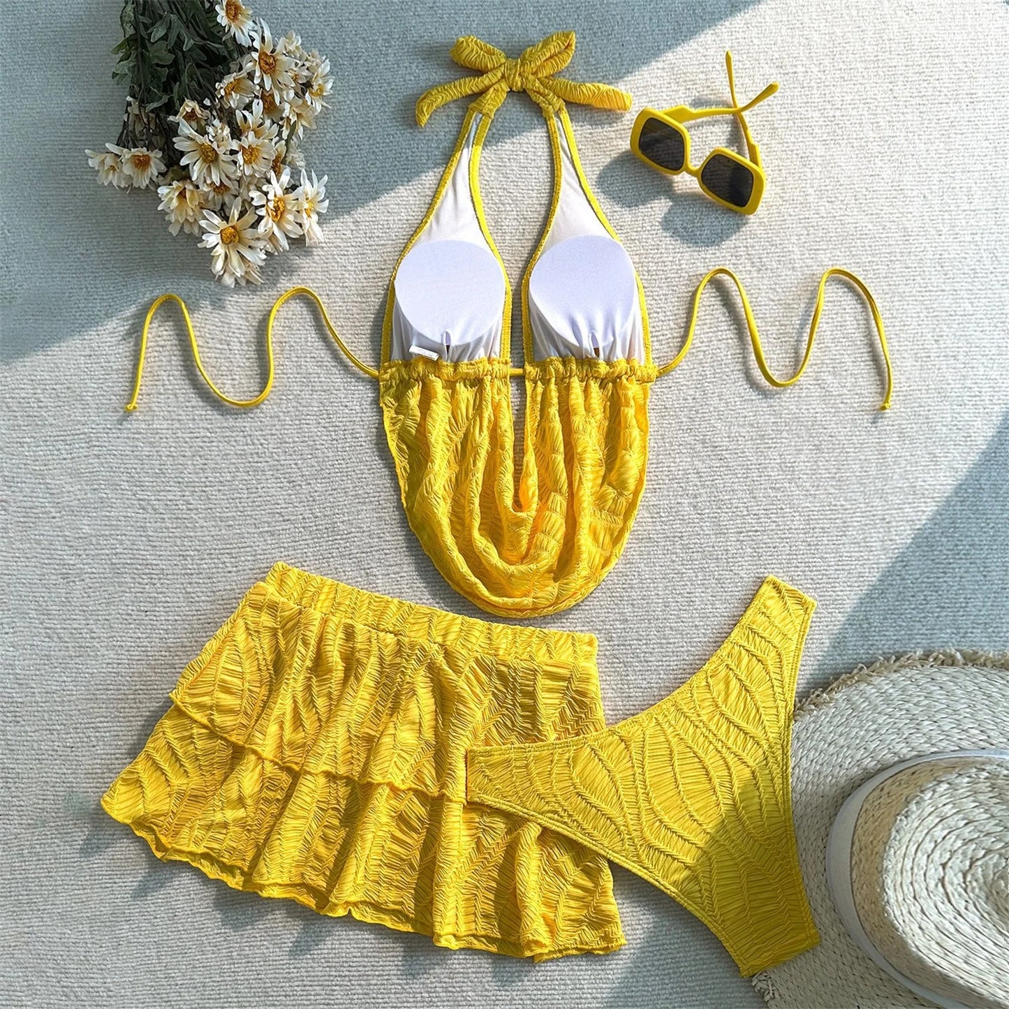 Maillot de bain tankini 3 pièces pour femme, ensemble comprenant un haut dos nu, un string et une jupe de bain à volants.