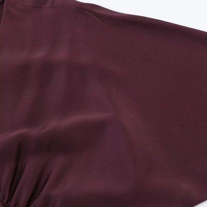 Robe longue élégante unie à col en V et manches longues, Collection printemps 2026. Coupe chic et ajustée.