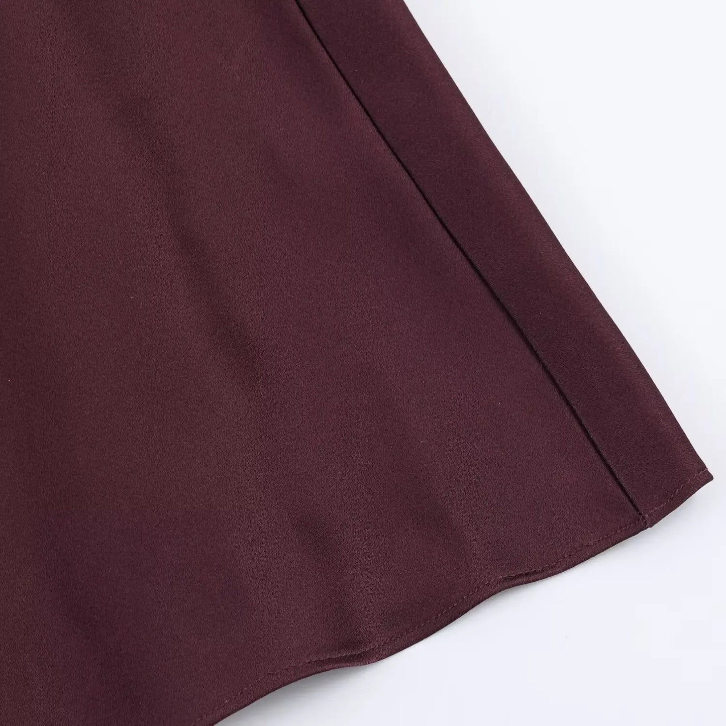 Robe longue élégante unie à col en V et manches longues, Collection printemps 2026. Coupe chic et ajustée.