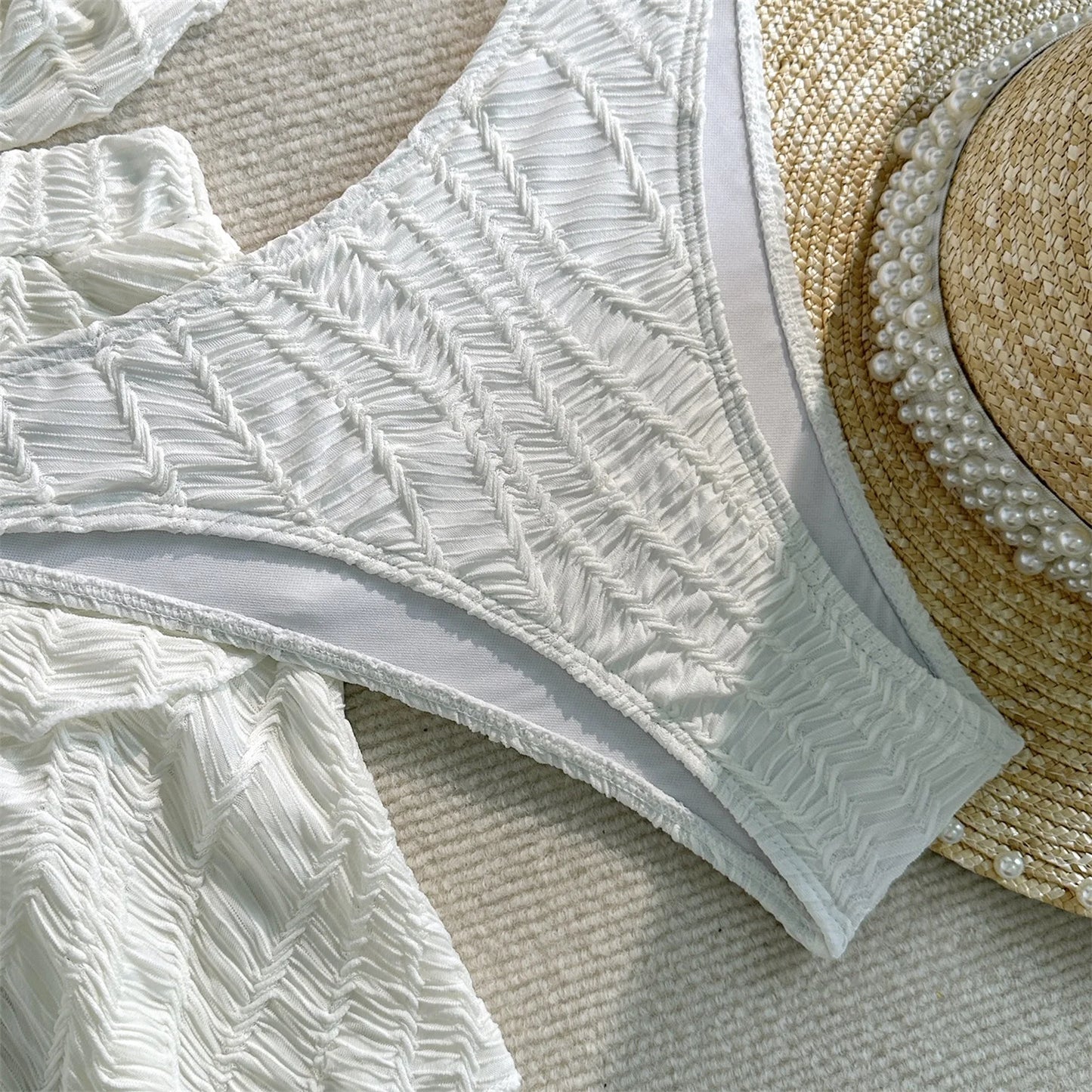 Maillot de bain tankini 3 pièces pour femme, ensemble comprenant un haut dos nu, un string et une jupe de bain à volants.