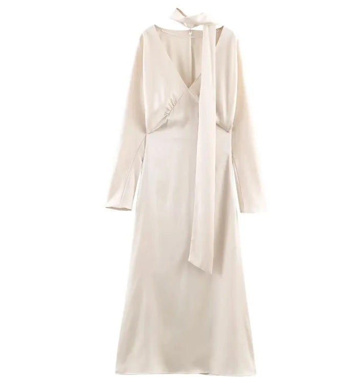 Robe longue élégante unie à col en V et manches longues, Collection printemps 2026. Coupe chic et ajustée.