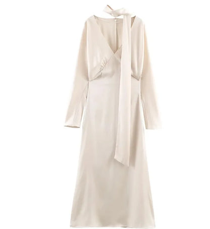 Robe longue élégante unie à col en V et manches longues, Collection printemps 2026. Coupe chic et ajustée.