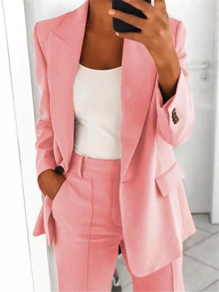 Ensemble deux pièces pour femme : veste blazer, pantalon de travail à jambes larges et taille haute élastique.