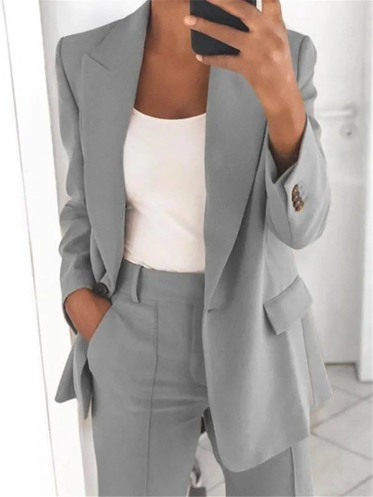 Ensemble deux pièces pour femme : veste blazer, pantalon de travail à jambes larges et taille haute élastique.