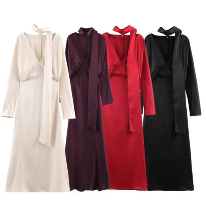 Robe longue élégante unie à col en V et manches longues, Collection printemps 2026. Coupe chic et ajustée.