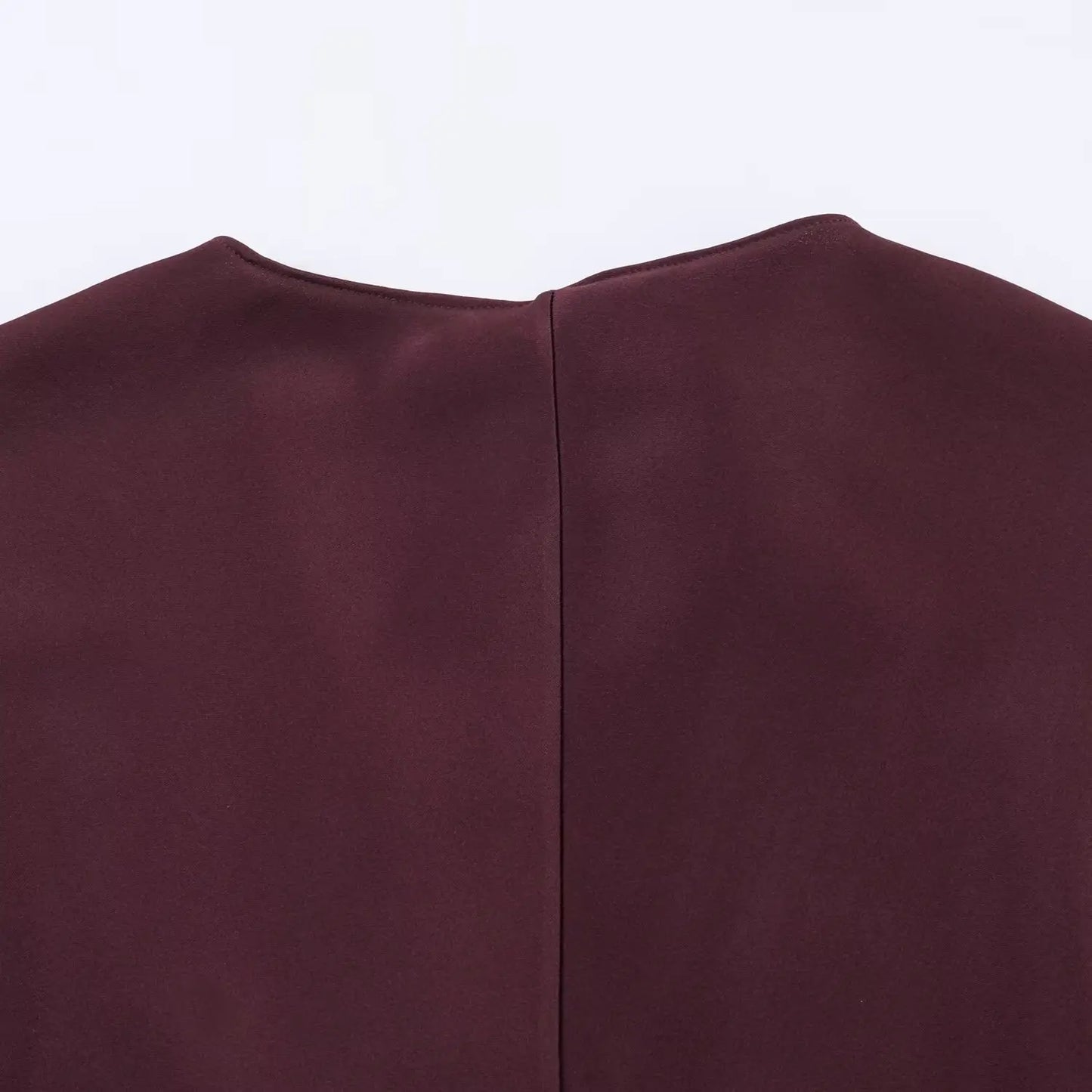 Robe longue élégante unie à col en V et manches longues, Collection printemps 2026. Coupe chic et ajustée.