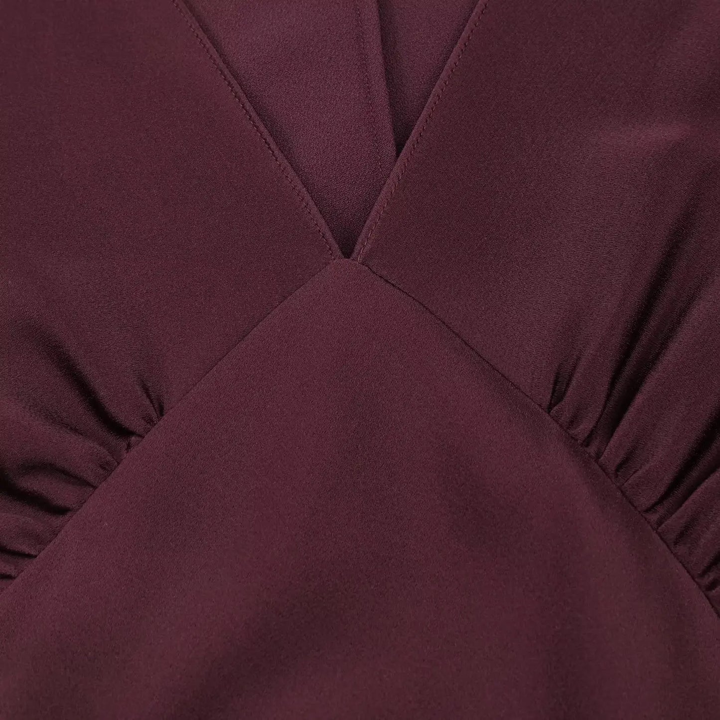 Robe longue élégante unie à col en V et manches longues, Collection printemps 2026. Coupe chic et ajustée.