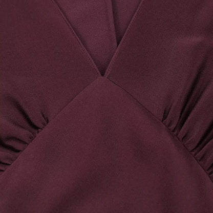 Robe longue élégante unie à col en V et manches longues, Collection printemps 2026. Coupe chic et ajustée.