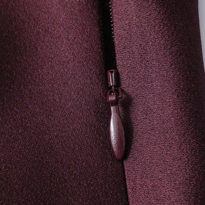 Robe longue élégante unie à col en V et manches longues, Collection printemps 2026. Coupe chic et ajustée.