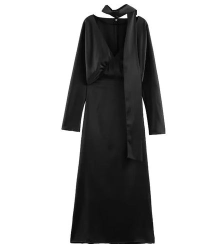 Robe longue élégante unie à col en V et manches longues, Collection printemps 2026. Coupe chic et ajustée.