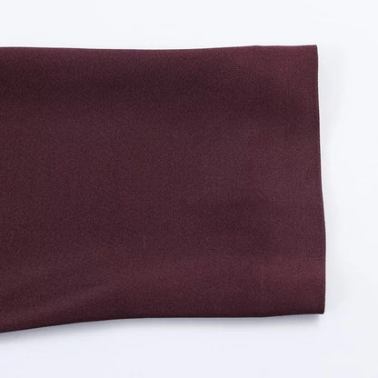 Robe longue élégante unie à col en V et manches longues, Collection printemps 2026. Coupe chic et ajustée.