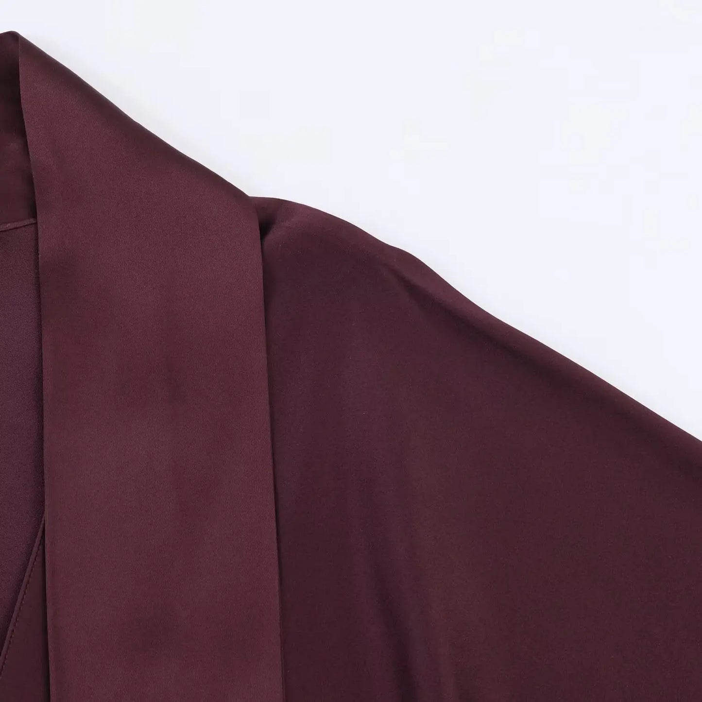 Robe longue élégante unie à col en V et manches longues, Collection printemps 2026. Coupe chic et ajustée.