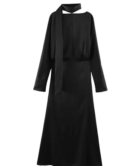 Robe longue élégante unie à col en V et manches longues, Collection printemps 2026. Coupe chic et ajustée.