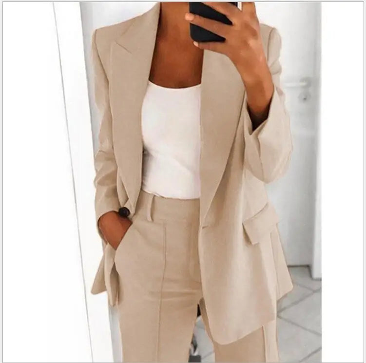 Ensemble deux pièces pour femme : veste blazer, pantalon de travail à jambes larges et taille haute élastique.