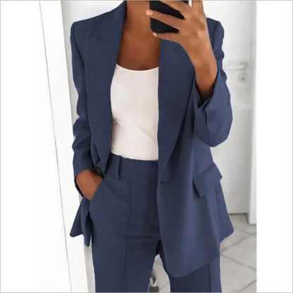 Ensemble deux pièces pour femme : veste blazer, pantalon de travail à jambes larges et taille haute élastique.