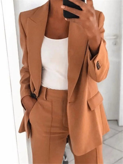 Ensemble deux pièces pour femme : veste blazer, pantalon de travail à jambes larges et taille haute élastique.